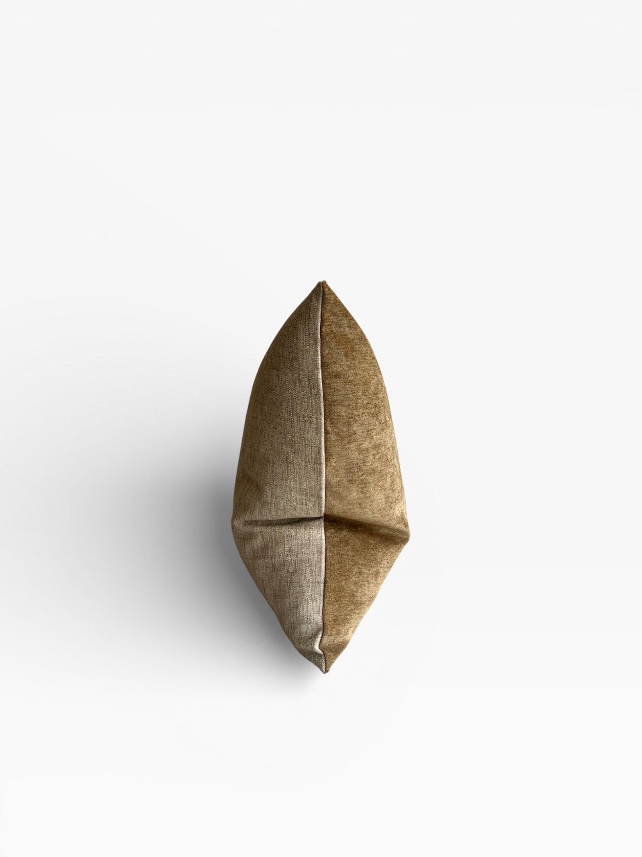 Dāfiʾa (دافئة) Pillow Cover